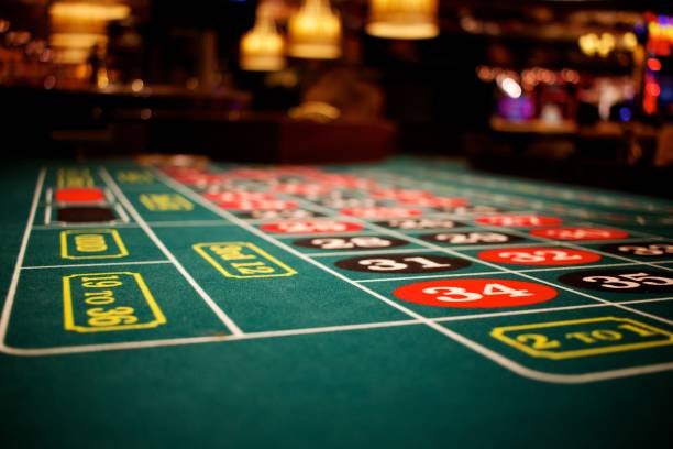 Live poker table at olx17 situs with multiple players and professional dealer
